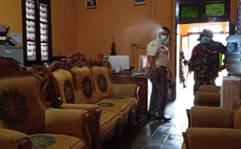 Antisipasi Covid-19 Dodiklatpur Semprot Disinfektan di Kantor Bawaslu