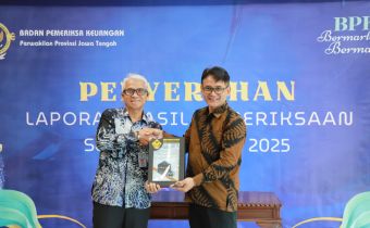 Muhammad Amin terima hasil pemeriksaan oleh Ahmad Luftfi Kepala BPK Perwakilan Jateng