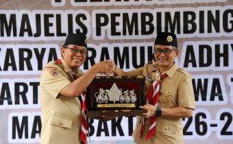 Muhammad Amin saat menerima KTA dari Ketua Kwarda Gerakan Pramuka Jawa Tengah, Prof Dr Ir S Budi Prayitno, M.Sc