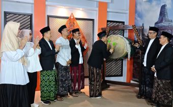 Ketua didampingi Anggota dan Kepala Sekretariat Bawaslu Provinsi Jawa Tengah sedang melakukan tabuh bedug Ngabuburit Sesarengan Ngawasi
