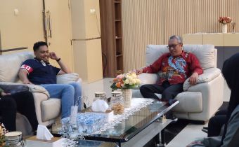 Achmad Husain sedang menerima audiensi dari Bawaslu RI
