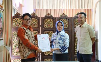 Muhammad Amin menyerahkan MoU yang telah ditandatangani kepada Kepala Arpusda Ibu Rahmah Nur Hayati