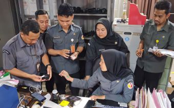 Petugas Verifikasi BMN Sedang Melakukan Inventarisasi Barang Milik Negara