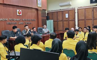 Humas Bawaslu Jateng Saat Memberikan Pemaparan Kepada Mahasiswa Magang