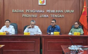 Achmad Husain Sedang Menegaskan Pentingnya Penguasaan Regulasi Bagi Pengawas Pemilu