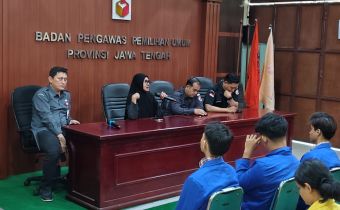 Kepala Sekretariat Bawaslu Jawa Tengah, Yessi sedang memberikan paparan kepada mahasiswa PKL
