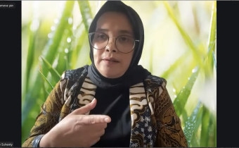 Lolly Suhenty sedang menjadi keynote speaker pada peluncuran p2p Bawaslu Provinsi Jawa Tengah