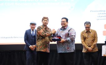 Ketua Bawaslu Rahmat Bagja menerima cinderamata dari Teguh Yuwono Dekan FISIP Universitas Diponegoro