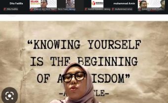 Diana Ariyanti memberi paparan tentang Teknik Penyusunan Produk Hukum
