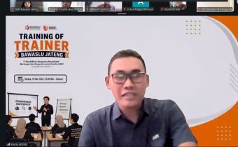 Koordinator Divisi Pencegahan Dan Parmas Bapak Nur Kholiq Menyampaikan Materi