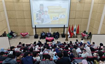 Mahasiswa berpatisipasi aktif mengikuti penyampaian paparan Herwyn JH Malonda di auditorium FSH UIN Walisongo Semarang