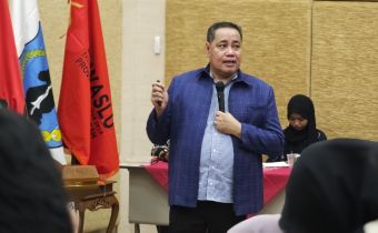 Anggota Bawaslu RI, Dr. Herwyn J.H. Malonda menyampaikan materi dalam Seminar Nasional bertema “Mengawal Suara Menjaga Demokrasi Peran Strategis Bawaslu & Generasi Muda Cegah Politik Uang di Pemilu 2029” yang digelar Fakultas Ilmu Sosial dan Ilmu Politik (FISIP) UIN Walisongo