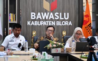 Anggota Bawaslu Provinsi Jawa Tengah Koordinator Divisi Penanganan Pelanggaran Achmad Husain, Analis Hukum Ahli Pertama Bawaslu Provinsi Jawa Tengah, Annisaa Dwi Melyani, serta Kasat Reskrim Polres Blora, Zaenul Arifin sebagai narasumber dalam kegiatan Rapat Koordinasi Peningkatan Kapasitas Divisi Penanganan Pelanggaran Bawaslu Kabupaten Blora