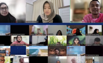 Kepala Sekretariat Bawaslu Provinsi Jawa Tengah, beserta Koordinator Divisi SDMO Bawaslu Provinsi Jawa Tengah, serta staf sekretariat dari Bawaslu Provinsi dan Bawaslu Kabupaten/Kota se-Jawa Tengah melaksanakan Senam Pagi Daring via zoom dan youtube
