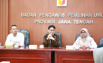 Ketua Bawaslu Jawa Tengah , Koordinator Divisi SDMO dengan Kepala Sekretariat Bawaslu Jawa Tengah memimpin kegiatan rapat pembahasan penyusutan arsip inaktif di Media Centre Bawaslu Provinsi Jawa Tengah