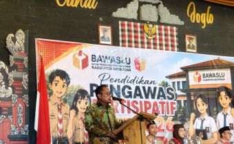 Wahyudi Sutrisno memberikan pembekalan kepada para peserta mengenai tantangan pengawasan pemilu di era digital