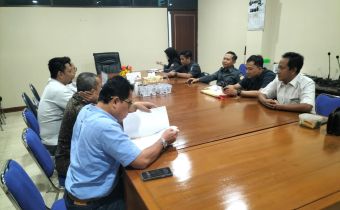 Anggota Bawaslu Jawa Tengah, Sosiawan bersama kepala bagian P3SP dan staf Bawaslu Provinsi Jawa Tengah yang bertugas sedang mencermati jalannya proses klarifikasi