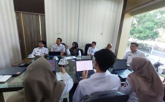 Rapat Evaluasi Pelaksanaan Manajemen Risiko Tahun 2025 dan Sosialisasi Pengisian Sistem Pengendalian Intern Pemerintah (SPIP) Tahun 2026 dibuka oleh Kepala Sekretariat Bawaslu Provinsi Jawa Tengah, Yessi Yunius, dan diikuti oleh jajaran struktural, para Kepala Bagian, pejabat fungsional, serta perwakilan staf dari setiap bagian