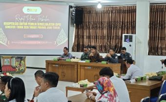Ketua dan Anggota Bawaslu Provinsi Jawa Tengah beserta Kepala Bagian Pengawasan dan Staf Sekretariat menghadiri Rapat pleno pemilih dalam Pemutakhiran Data Pemilih Berkelanjutan (PDPB) Semester I Tahun 2026