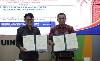 Penandatanganan MoU yang berlangsung di Gedung Rektorat UIN Walisongo Semarang, Ketua Bawaslu Jawa Tengah Muhammad Amin dan Rektor UIN Walisongo Prof. Dr. H. Musahadi, M.Ag.