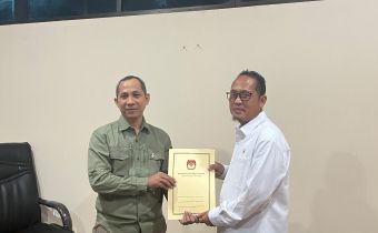 Anggota KPU Provinsi Jawa Tengah, Muhammad Machruz, S.T., menyerahkan rekapitulasi hasil verifikasi kepada Anggota Bawaslu Provinsi Jawa Tengah, Wahyudi Sutrisno, S.H., M.H.