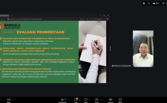 Koordinator Divisi Humas dan Data Informasi Bawaslu Provinsi Jawa Tengah, Sosiawan memberi paparan tentang kehumasan