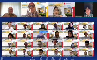 Kepala Pusat Penelitian dan Pengembangan (Puslitbang) Bawaslu RI, Roy M. Siagian, Kepala Sekretariat Bawaslu Provinsi Jawa Tengah, Yessy Yunius, serta Ketua Bawaslu Jawa Tengah, Muhammad Amin, Membuka kegiatan Orientasi Pegawai Pemerintah dengan Perjanjian Kerja (PPPK) Bawaslu se-Jawa Tengah secara daring melalui Zoom Meeting