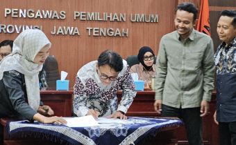 Ketua Bawaslu Provinsi Jawa Tengah Muhammad Amin, menandatangani IKU Tahun 2026