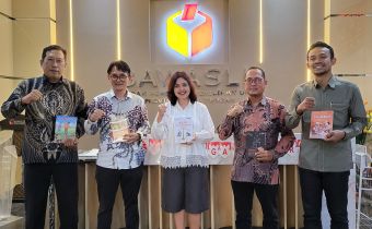 Penyerahan buku kepada perwakilan dari Library of Congress dihadiri Ketua Bawaslu Provinsi Jawa Tengah beserta anggota Bawaslu Jateng