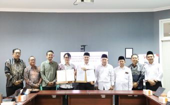 Ketua Bawaslu Provinsi Jawa Tengah dengan Dekan FISIP UIN Walisongo melakukan penanda tanganan perjanjian kerja sama