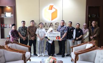 Anggota Bawaslu RI Herwyn J.H. Malonda bersama dengan Pimpinan dan Kepala Sekretariat Bawaslu Provinsi Jawa Tengah serta Pimpinan dan Korsek Bawaslu Kabupaten Demak menyerahkan santunan kepada keluarga almarhum Ahmad Musa Asyari