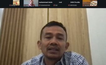 Koordinator Divisi SDM dan Organisasi Bawaslu Jawa Tengah, Muhammad Rofiuddin memberi penjelasan tentang pemanfaatan CERMAT (Cermin Monitoring dan Akuntabilitas Tugas) dalam Rapat Koordinasi CERMAT bersama Bawaslu Kabupaten/Kota se-Jawa Tengah melalui daring.