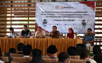 Anggota Bawaslu Provinsi Jawa Tengah Sosiawan membuka kegiatan Sosialisasi Pengawasan Partisipatif (Soswatif) yang diselenggarakan Bawaslu RI di RM Gilar-Gilar, Kabupaten Tegal