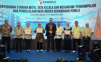 Bawaslu Provinsi Jawa Tengah menerima penghargaan yang diserahkan oleh Anggota Bawaslu RI Herwyn J. Malonda