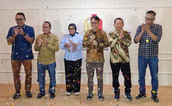 Ketua Bawaslu Provinsi Jawa Tengah, Muhammad Amin beserta Anggota Bawaslu Provinsi Jawa Tengah meluncurkan Bawaslu Membelajarkan Volume 2