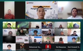 Anggota Bawaslu Provinsi Jawa Tengah, Sosiawan,  Kepala Bagian Hukum, Humas, Data dan Informasi Bawaslu Provinsi Jawa Tengah, Bayu Indra Permana, Pejabat Fungsional Pranata Komputer Ahli Pertama Bawaslu Provinsi Jawa Tengah, Setiadi Kurniawan dalam kegiatan Koordinasi Pra Finalisasi Pengisian Self Assessment Questionnaire (SAQ) Monitoring dan Evaluasi Keterbukaan Informasi Publik (Monev KIP) Jawa Tengah Tahun 2026