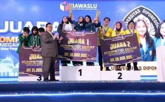 Tim FH Undip merayakan keberhasilan meraih Juara I Kompetisi Debat Penegakan Hukum Pemilu VI Tahun 2026 yang diselenggarakan Bawaslu RI.