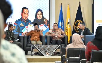 Anggota Bawaslu Jawa Tengah sekaligus Koordinator Divisi Pencegahan dan Partisipasi Masyarakat, Nur Kholiq menjadi narasumber dalam seminar nasional yang diselenggarakan Dewan Kehormatan Penyelenggara Pemilu (DKPP) Bersama Universitas Tidar Magelang dengan tema “Integritas Pemilu dan Masa Depan Demokrasi Indonesia”