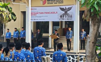  Anggota Bawaslu Provinsi Jawa Tengah, Wahyudi Sutrisno memimpin upacara Hari Kesaktian Pancasila