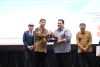 Ketua Bawaslu Rahmat Bagja menerima cinderamata dari Teguh Yuwono Dekan FISIP Universitas Diponegoro