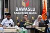 Anggota Bawaslu Provinsi Jawa Tengah Koordinator Divisi Penanganan Pelanggaran Achmad Husain, Analis Hukum Ahli Pertama Bawaslu Provinsi Jawa Tengah, Annisaa Dwi Melyani, serta Kasat Reskrim Polres Blora, Zaenul Arifin sebagai narasumber dalam kegiatan Rapat Koordinasi Peningkatan Kapasitas Divisi Penanganan Pelanggaran Bawaslu Kabupaten Blora