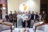 Anggota Bawaslu RI Herwyn J.H. Malonda bersama dengan Pimpinan dan Kepala Sekretariat Bawaslu Provinsi Jawa Tengah serta Pimpinan dan Korsek Bawaslu Kabupaten Demak menyerahkan santunan kepada keluarga almarhum Ahmad Musa Asyari