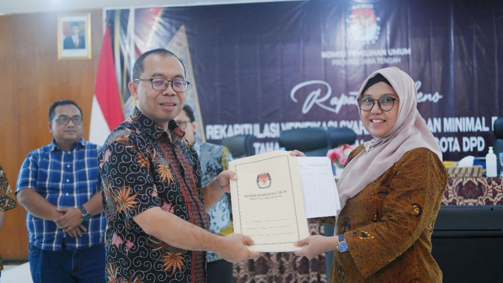 Anggota Bawaslu Jawa Tengah (kanan) Diana Arianti Menerima hasil rapat pleno pendaftaran bakal calon DPD oleh ketua KPU (kiri) Paulus Widiyantoro